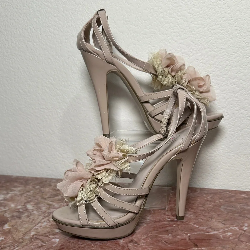 CHIC BLUSH FLORAL Heels Worn Once 6 1/2 Gorgeous